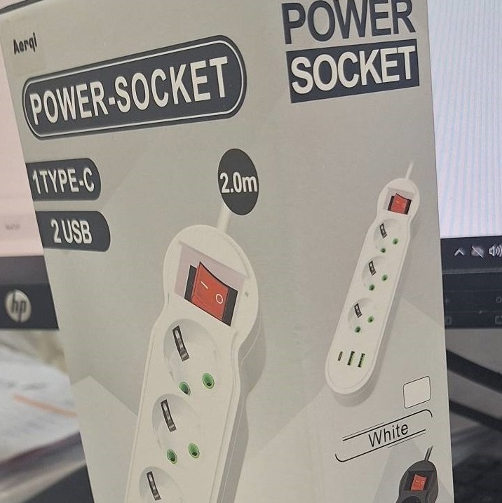چندراهی برق  power socketمدل QL-1052U دارای 2 درگاه usb و 1 درگاه تایپ c